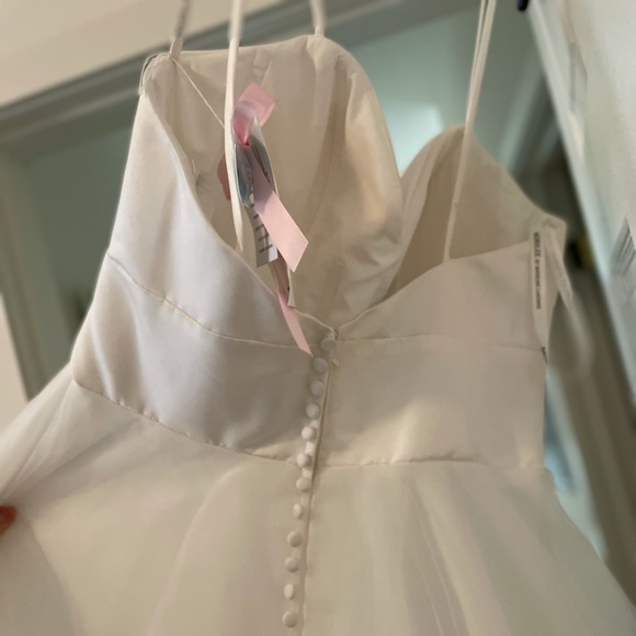 Beautiful satin and tulle wedding dress - Picture 2 of 8